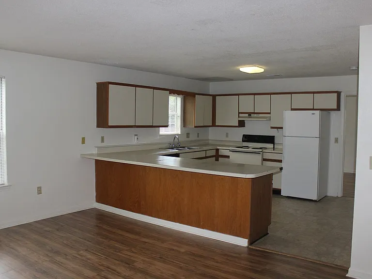 800 Patrick Henry Dr — Photo 8