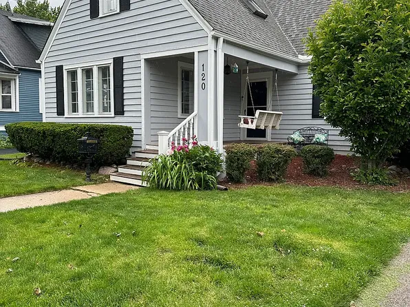 120 Coolidge Ave, Barrington, IL 60010