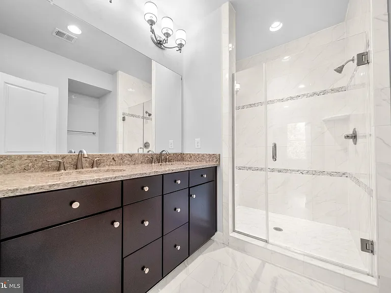 1121 S Lincoln St — Photo 31