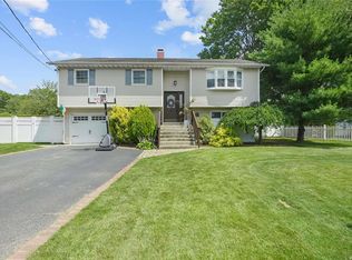 41 Hauser St, Bohemia, NY 11716