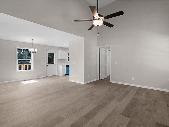 3rd image of 135 Holly Creek Dr