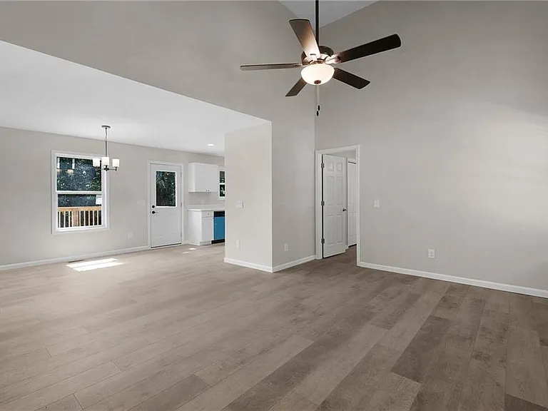 135 Holly Creek Dr — Photo 3