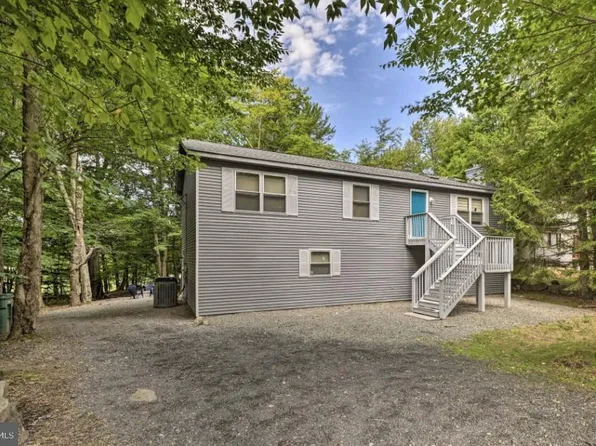 327 Country Place Dr, Tobyhanna, PA 18466