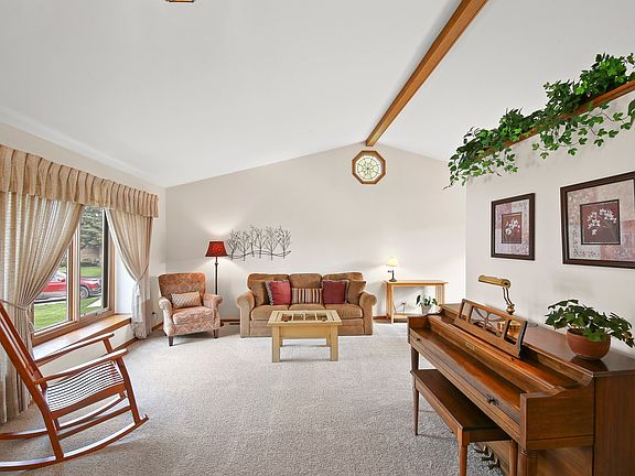 5th image of 1043 E Meadow Lake Dr