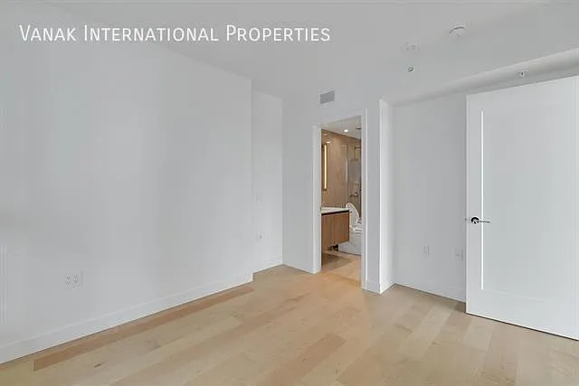 135 E 13th St — Photo 12
