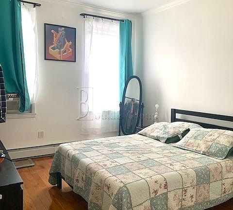 4th image of 2419 Crescent St #1