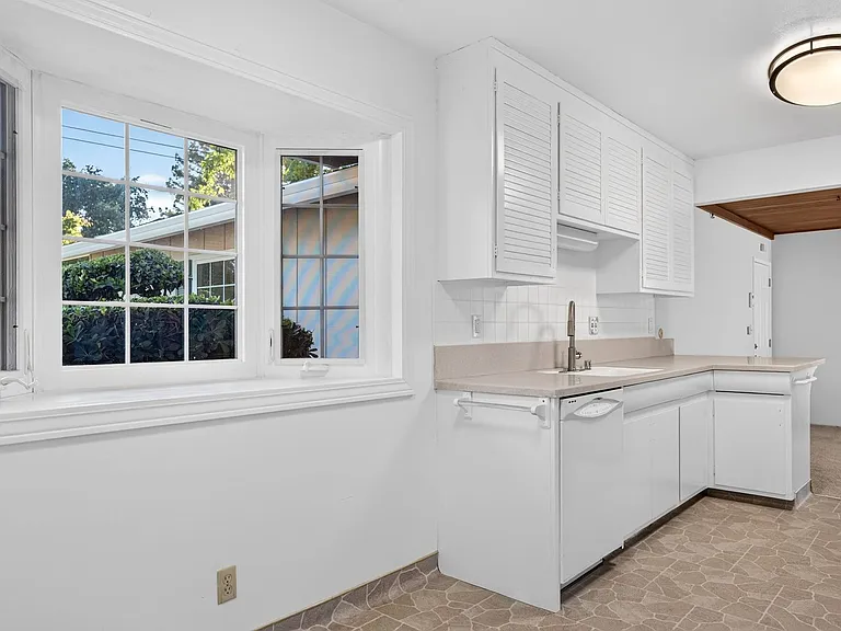 1214 Kilarney Ln — Photo 10