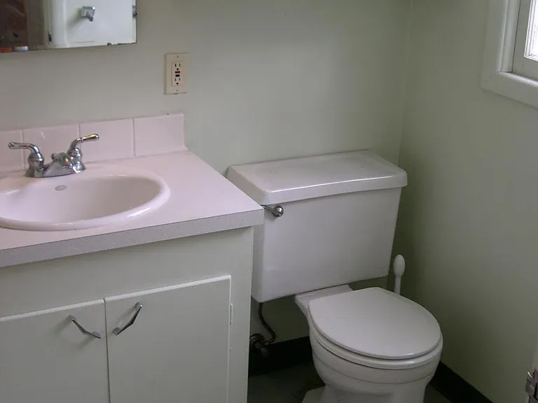 Downstairs full bath with tub and shower