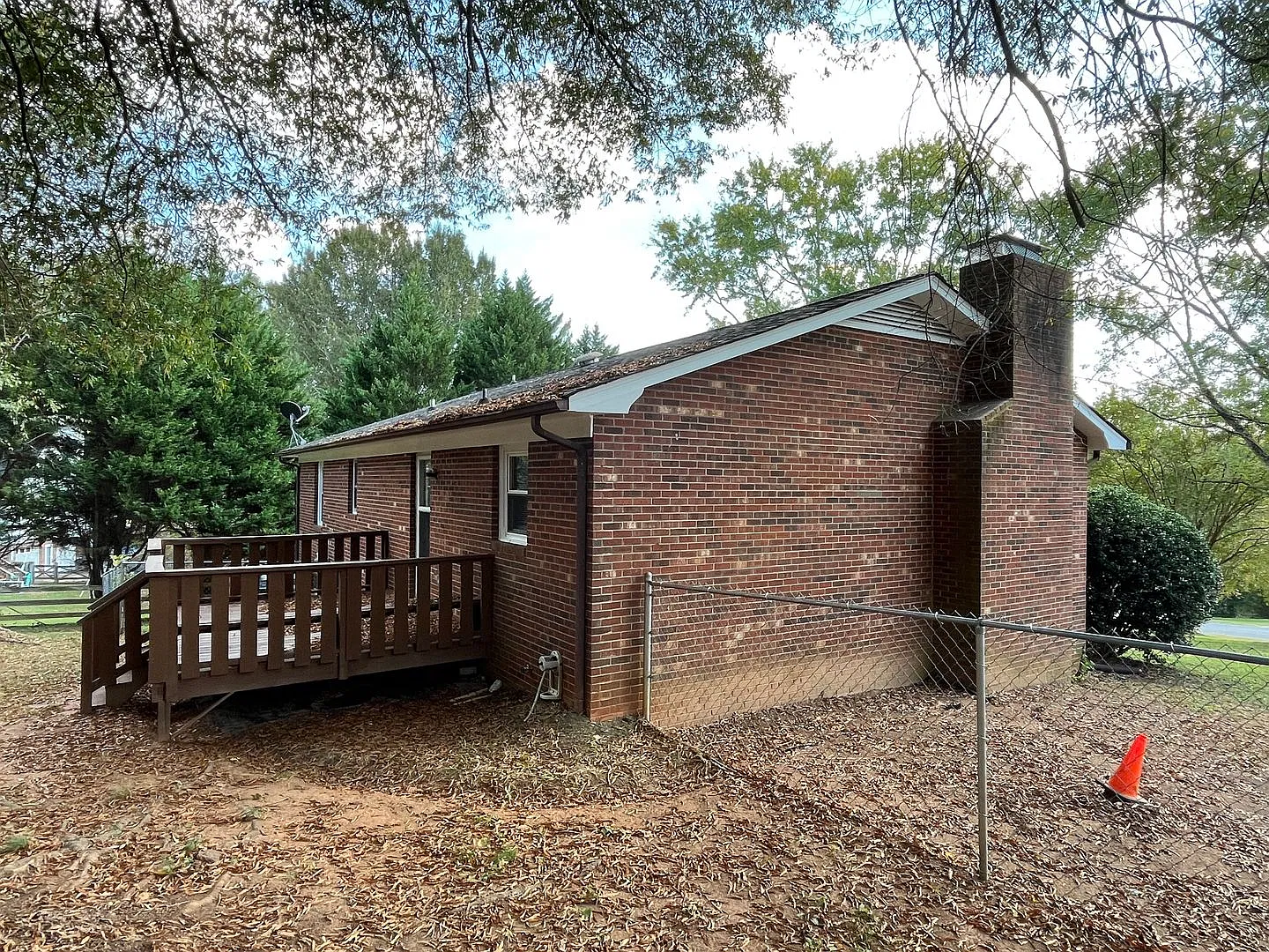 Spacious 3-Bedroom, 2-Bathroom Brick Home — Photo 4