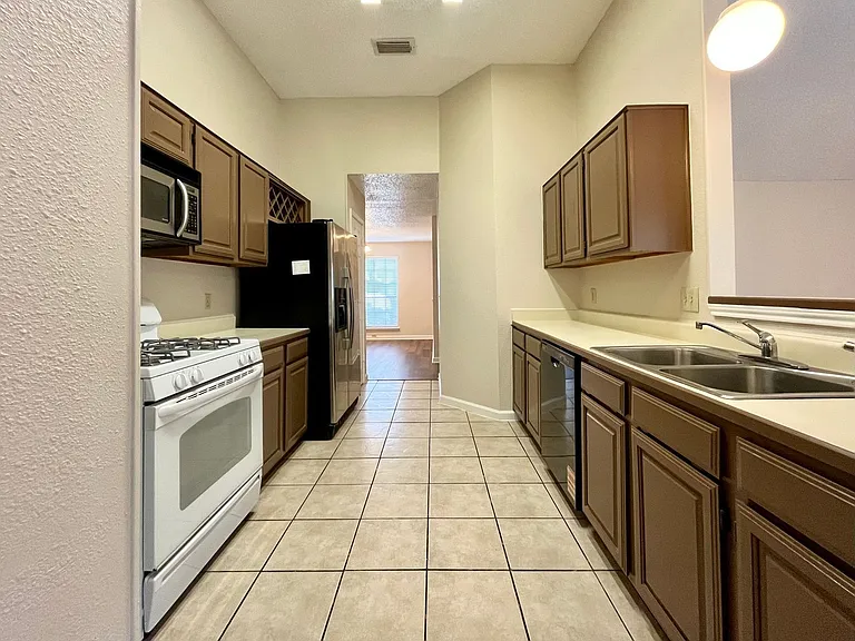1627 Firwick Dr — Photo 11