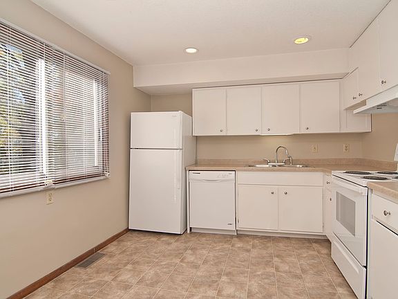 4th image of 5180 Lincoln Dr #207