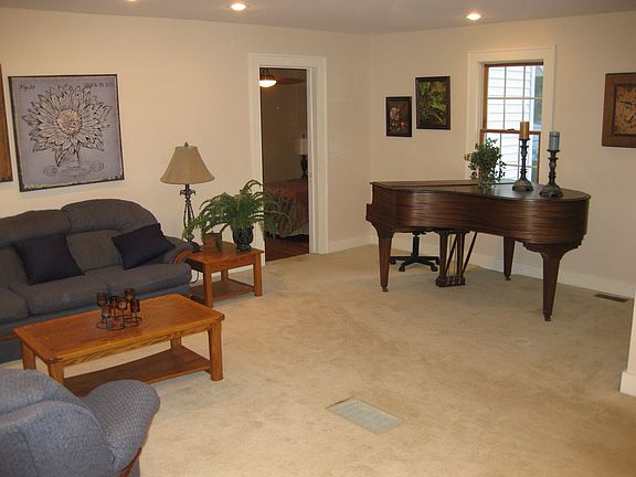 4th image of 2398 Grant Dr