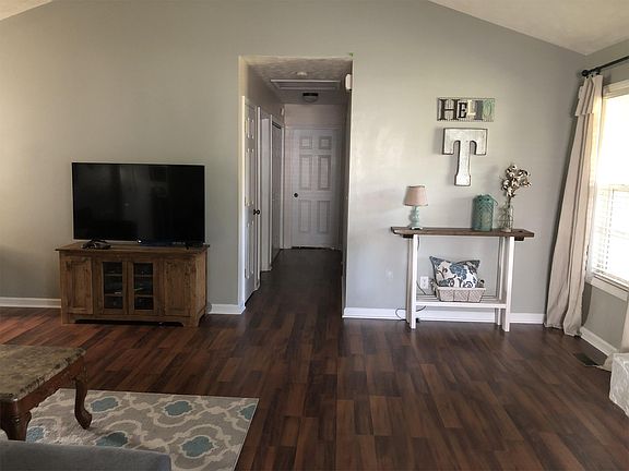 4th image of 108 Holly Ln