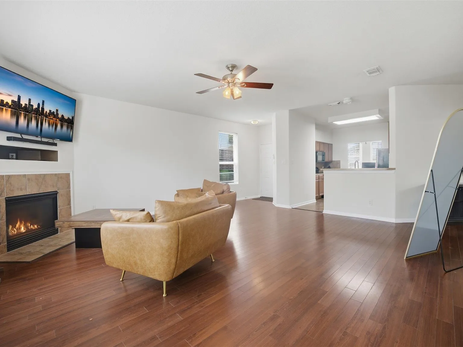 3 bed, 2.5 bath, 2344 sqft, $2,100 — Photo 2
