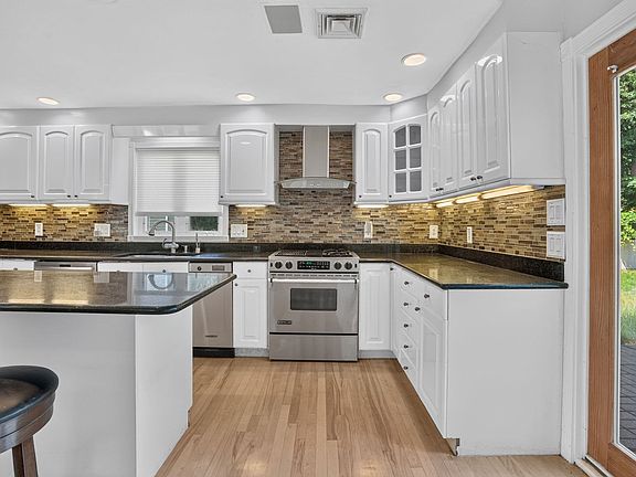 4th image of 115 Pond St