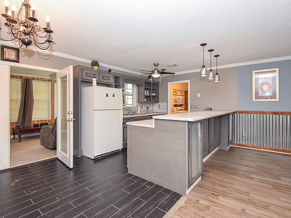 3rd image of 46 N Holiday Dr