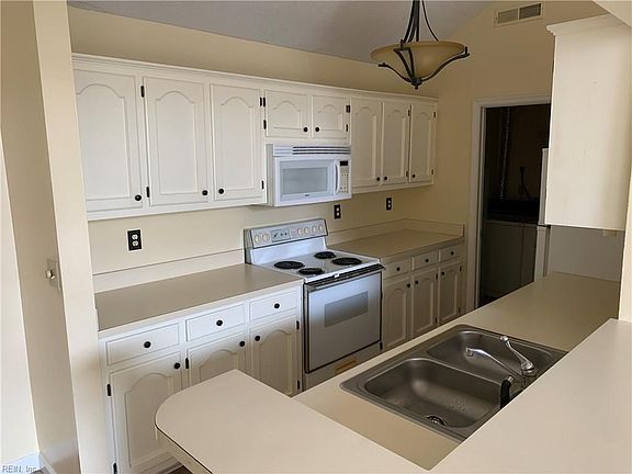5th image of 410 Delaware Ave APT 302