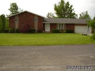 12004 Tower Parke Dr, Highland, IL 62249
