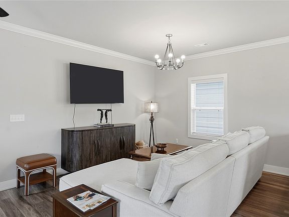 4th image of 825 NE Heights Ln
