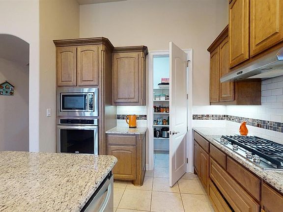 Kitchen: 6 burner gas stove, gas oven, microwave, dishwasher, electric kettle, dedicated pantry space, cookware and dishware included.