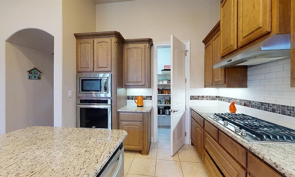 Kitchen: 6 burner gas stove, gas oven, microwave, dishwasher, electric kettle, dedicated pantry space, cookware and dishware included.