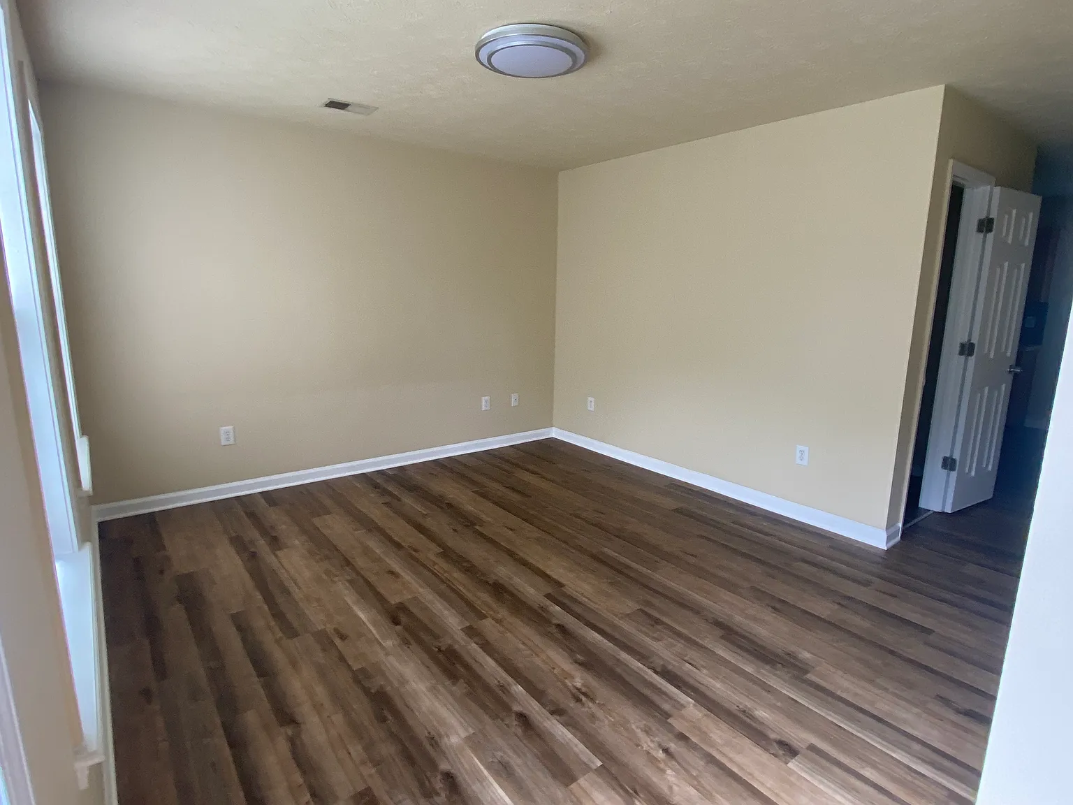 1106 Pinoak Dr — Photo 2