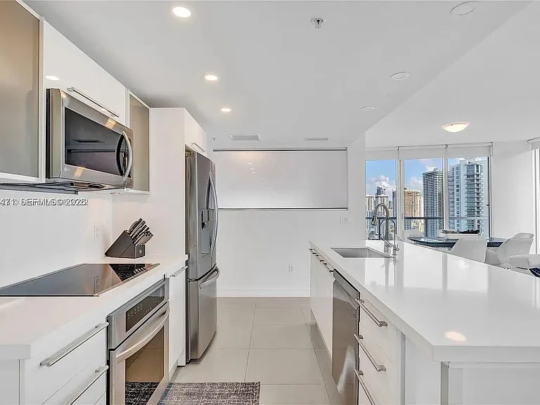 185 SW 7th St #3611 — Photo 4
