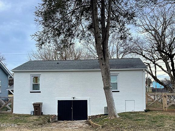 3rd image of 600 NE Midlake Dr