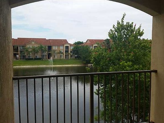 2nd image of 824 Villa Cir #824