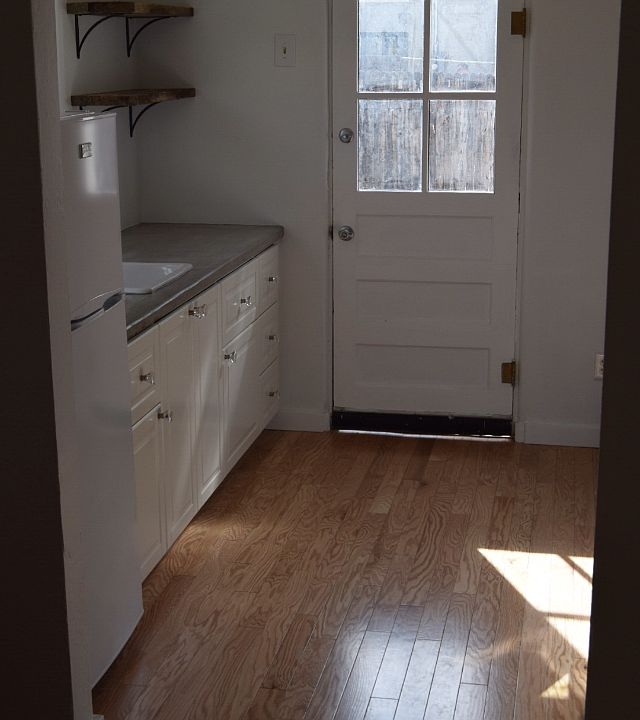 1st image of 225 1/2 Carlisle Blvd NE