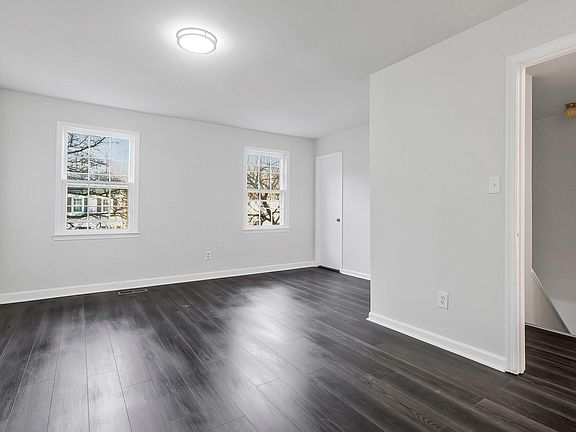 5th image of 11 Honey Brook Ln