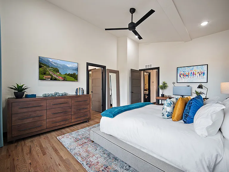 +2nd floor
+Primary bedroom
+King bed
+Attached bathroom
+Walk-in closet