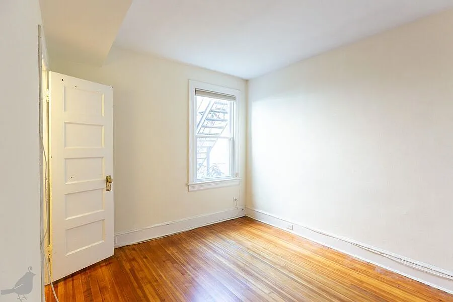 The Ideal West End One Bed with Parking Available! — Photo 1