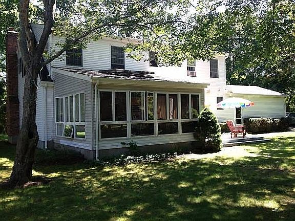 3rd image of 10 Burnett Ln