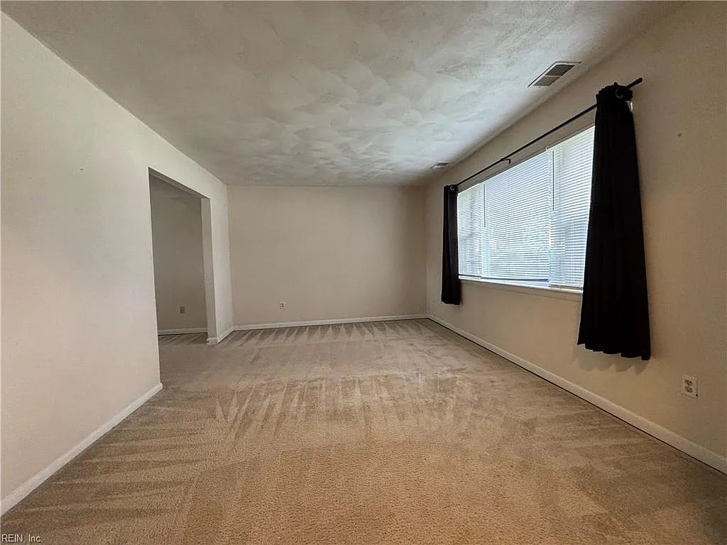 4 bed, 2.5 bath, 1656 sqft, $2,400 — Photo 3