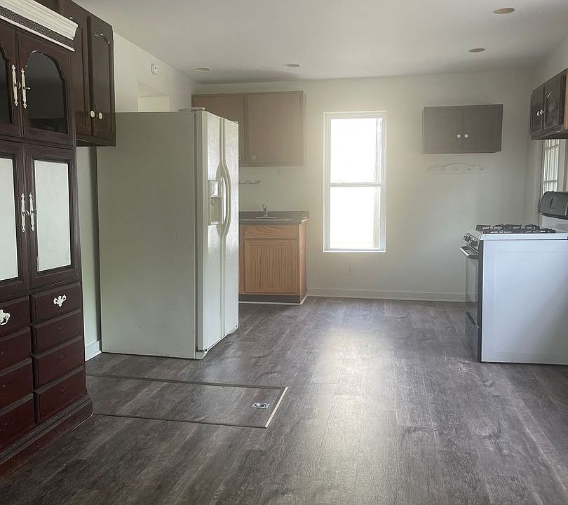 1st image of 445 W 18th St #445