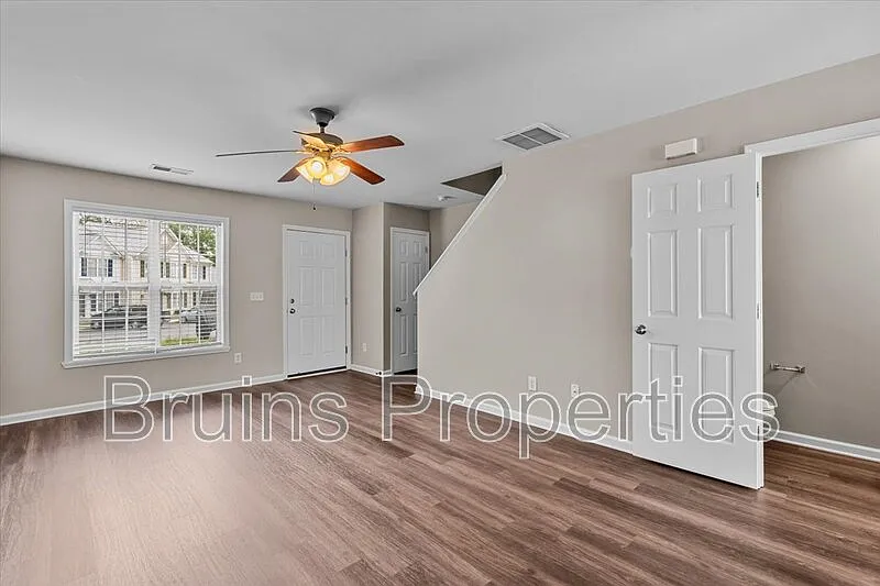 2 bed, 1.5 bath, 992 sqft, $1,350 — Photo 2