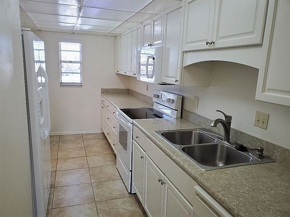 4th image of 101 N Riverside Dr APT 209