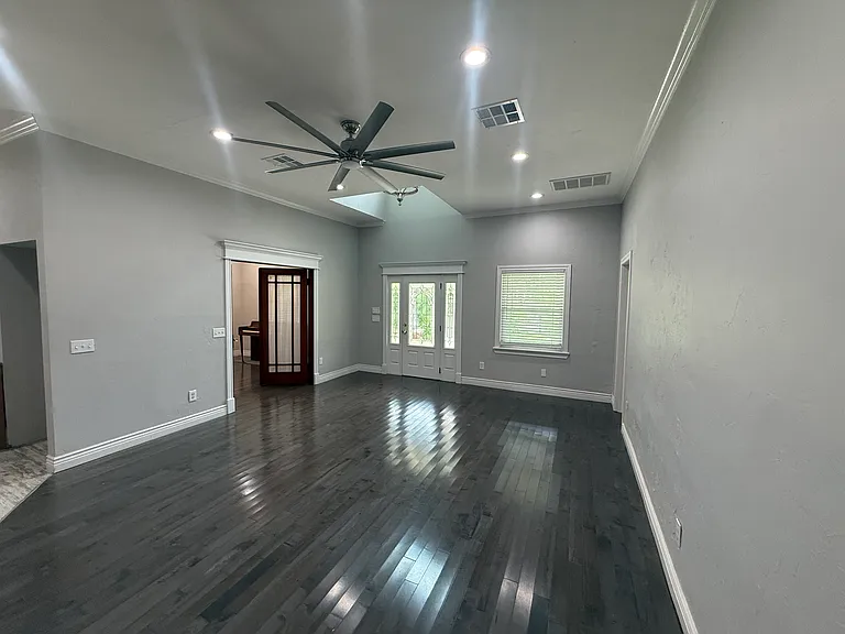 904 E Comanche St — Photo 5