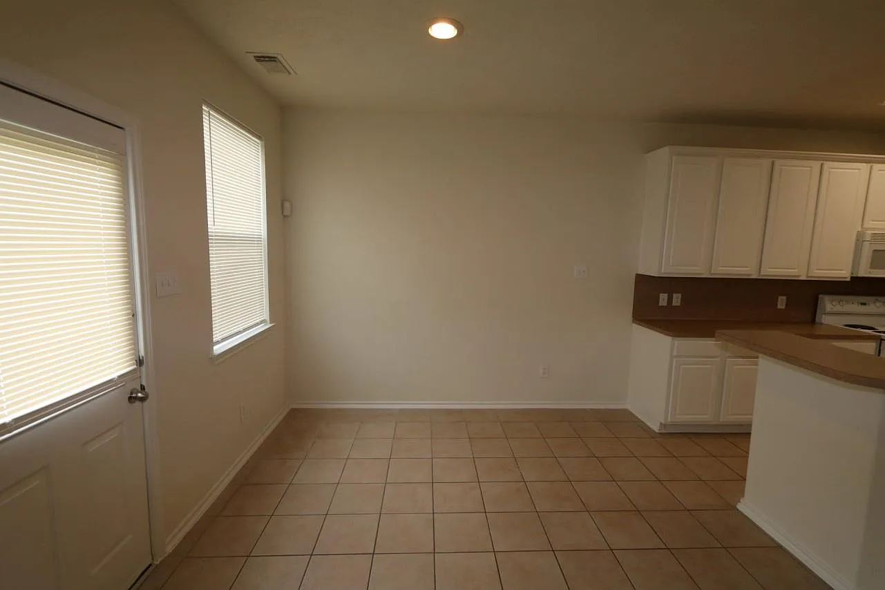 3 bed, 2.5 bath, 1687 sqft, $1,675 — Photo 3