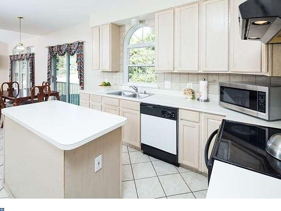 4th image of 218 Hope Ct E