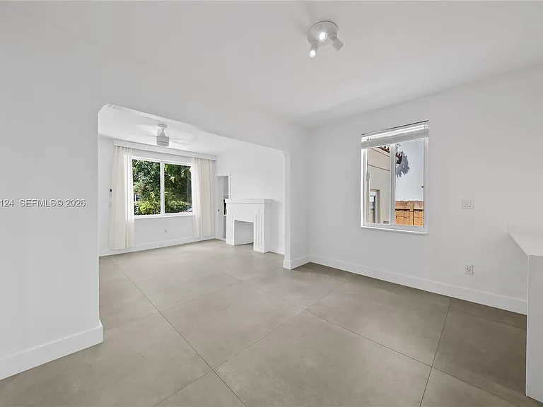 565 NW 44th St — Photo 7
