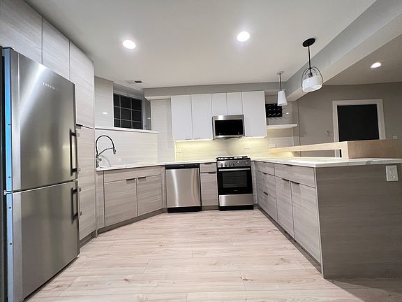 3rd image of 1826 W Evergreen Ave #G
