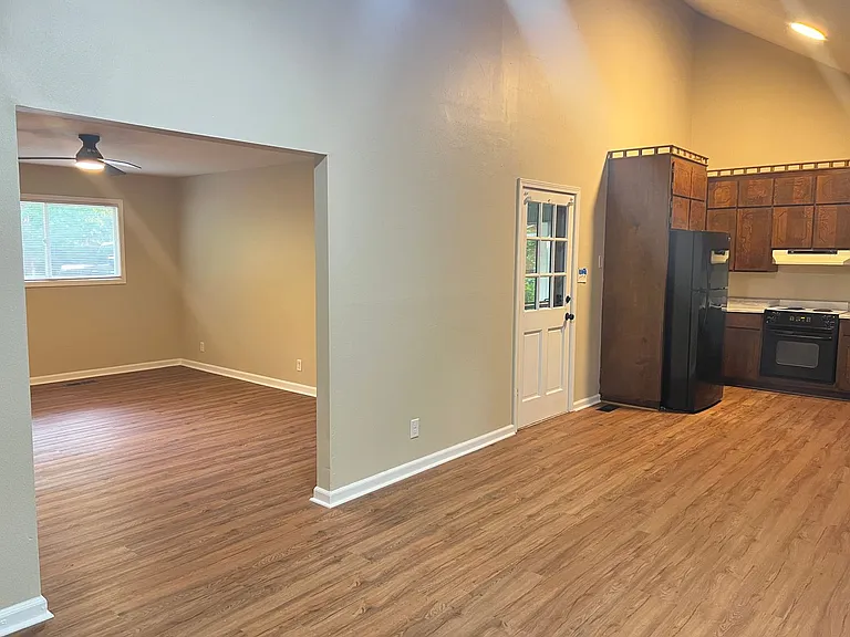 1199 Runnymede Ln — Photo 9