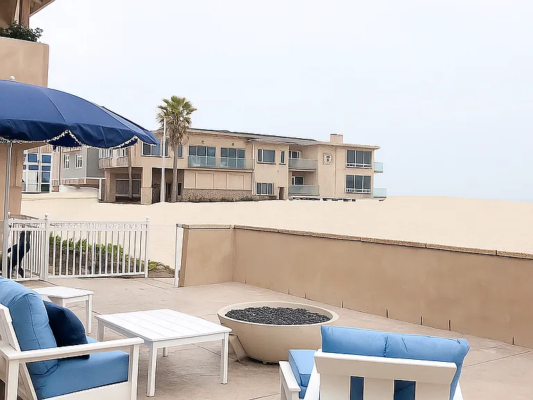 Beachfront Apartments — Photo 7