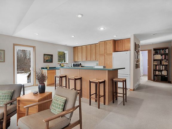3rd image of 874 Houseman Ave NE