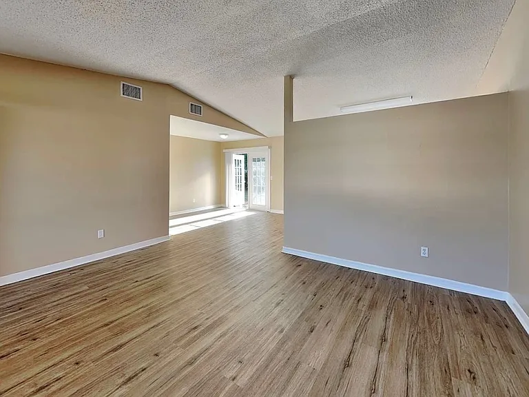 7505 N Saint Peter Ave — Photo 8