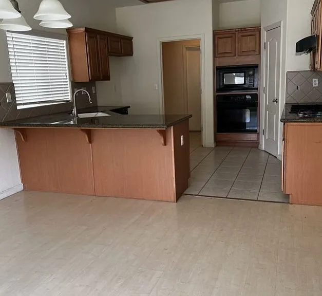 2142 N Arbor Ave — Photo 2