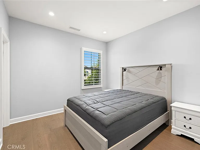 72 Henson — Photo 16