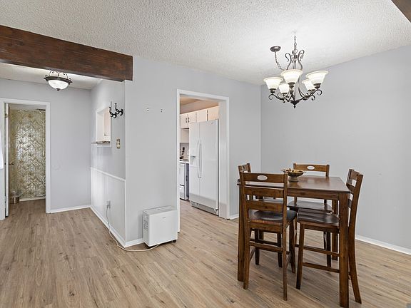 5th image of 16 Phlox Dr